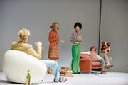 Noch herrscht Frieden: Peter (Christian Hettkamp, links) und Katarina (Jessica Cuna, 2.v.r.) zu Besuch bei Marianne (Diana Dengler) und Johan (Matthias Albold). (Bild: Sebastian Hoppe)