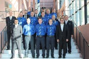 Unterste Reihe (v.l.): Thomas Nabholz, Nino Bazzell, Lukas von Flüe, Carmen Kupper, Regierungsrat und Sicherheitsdirektor Beat Villiger; 1. Reihe (v.l.): Chef Kommandobereiche Gregor Bättig, Thomas Knabe, Patrick Henseler, Romeo Schwegler, Marina Bühlmann, Stefanie Ackermann, Kommandant Karl Walker; 2. Reihe (v.l.): Markus Graf, Roger Rust, Jean-Daniel Oettli, Nadine Marti; Oberste Reihe (v.l.): Roger Widmer (Fahnenwache), Fähndrich Heinz Koch, Corina Kremmel (Fahnenwache). (Bild: Zuger Polizei)