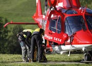 Die Rega holte im Seebner Chaltbach Spezialisten zur Bergung ab. (Bild: Geri Holdener / Bote der Urschweiz)
