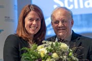 Sie strahlen an der DV der FDP: Parteipräsidentin Petra Gössi (links) und Bundesrat Johann Schneider-Ammann (Bild: Georgios Kefalas / Keystone (Pratteln, 29. September 2018))