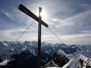 Vom Klingenstock auf 1935 Meter über Meer oberhalb des Bergdorfes Stoos aus war eine Frau unterwegs zur «Furggelen», als sie tödlich verunglückte. (Bild: KEYSTONE/URS FLUEELER)