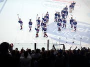 Die Klotener bedanken sich bei den Fans nach ihrem Sieg (Bild: KEYSTONE/MELANIE DUCHENE)