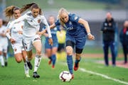 Fleissig, aber glücklos: FCL-Stürmerin Irina Brütsch (rechts) gegen die Baslerin Jana Brunner. (Bild: Philipp Schmidli (Luzern, 29. September 2018))