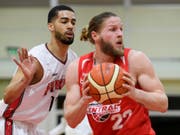 Swiss Central, hier mit Michael Plüss am Ball, startet mit dem jüngsten Kader in die NLA-Meisterschaft (Bild: KEYSTONE/LAURENT GILLIERON)