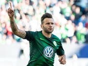 Renato Steffen lässt sich für seinen ersten Saisontreffer feiern (Bild: KEYSTONE/dpa/SWEN PFOERTNER)