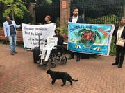   Representatives of the violent residents of the Chagos Archipelago protest in the International Criminal Court. (Photo: KEYSTONE / AP / MIKE CORDER) 