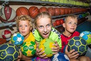 Silas, Angelina und Tilo (von links) haben Handbälle zum Fressen gern. (Bild: Eveline Beerkircher, Stansstad 14. August 2018)
