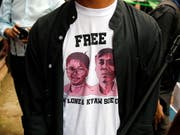 Ein Journalist beim Gericht in Rangun trägt ein T-Shirt mit Bildern der beiden verurteilten Kollegen. (Bild: KEYSTONE/EPA/LYNN BO BO)
