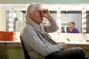 Emil Steinberger kurz vor einem Auftritt im Lorzensaal (Bild: Nadia Schärli (Cham, 23. Oktober 2015))