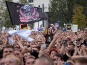 50'000 Menschen besuchten das Open-Air-Konzert in Chemnitz gegen Fremdenhass und Gewalt. Mehrere Musiker und Bands, darunter die Toten Hosen, Marteria sowie Kraftklub hatten die Veranstaltung nach den Ausschreitungen in der sächsischen Stadt auf die Beine gestellt. (Bild: KEYSTONE/EPA/JENS SCHLUETER)