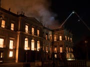 Das Nationalmuseum Brasiliens in Rio de Janeiro stand innert kurzer Zeit in Vollbrand. (Bild: KEYSTONE/AP/LEO CORREA)