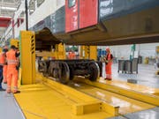 Im SBB-Werk in Olten können mit einer neuen Anlage bis zu 150 Meter lange Regionalzüge zwei Meter angehoben und danach bequem die Drehgestelle ausgewechselt werden. (Bild: Keystone/MARCEL BIERI)