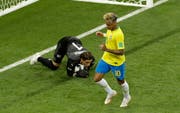   World Cup 2018: Yann Sommer clogs the ball before Brazil's Neymar. (Photo: AP Photo / Andrew Medichini) 