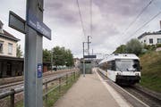 Am Bahnhof Bruggen fahren heute zu Hauptverkehrszeiten vier Züge pro Richtung - allerdings praktisch im Halbstundentakt. (Bild: Ralph Ribi/3. September 2018)