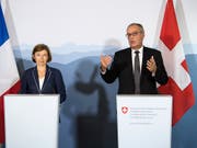 Bundesrat Guy Parmelin und die französische Verteidigungsministerin Florence Parly betonten vor den Medien in Bern, wie gut die bilaterale militärische Zusammenarbeit funktioniert. (Bild: KEYSTONE/PETER SCHNEIDER)