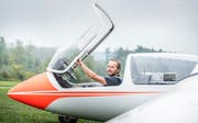 Jonas Langenegger bereitet sich im Cockpit auf den nächsten Flug vor. (Bild: Andrea Stalder)