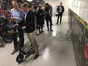 Mit Ibion drängt ein weiterer Elektromobilitätsanbieter auf Strassen im Raum Basel. Seine E-Trottinetts werden in fixen Garagenboxen zusammengeklappt versorgt und aufgeladen. Die Miete läuft über Smartphones. (Bild: Roger Lange Morf, Keystone-SDA)
