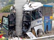 Der Bus ist frontal gegen die Betonsäule einer Brücke gerast. Die Ursache des Unfalls, der mindestens fünf Menschen das Leben kostete, war zunächst unklar. (Bild: KEYSTONE/EPA EFE/ALBERTO MORANTE)