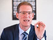 «Die Arbeitsmarktfähigkeit von Arbeitnehmenden in der Energiebranche darf nicht verloren gehen», sagte Adrian Wüthrich von Travail.Suisse am Montag in Bern. (Bild: KEYSTONE/ANTHONY ANEX)