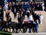 Der mit 81 verstorbene US-Senator John McCain wurde in einer privaten Zeremonie auf der Marineakademie in Annapolis im US-Staat Maryland beigesetzt. (Bild: KEYSTONE/AP/SUSAN WALSH)