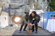 Für Schall und Rauch sorgten Corinne Fischer, Präsidentin Stiftung Gletschergarten, und der Schüler Fabio Califano. (Bild: Sandra Monika Ziegler)