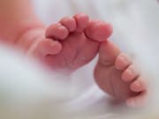 Die Säuglingssterblichkeit in der Schweiz ist auch letztes Jahr wieder leicht gesunken. Babies von Müttern mit Migrationshintergrund haben allerdings immer noch eine überdurchschnittliche Sterblichkeitsrate. (Bild: Keystone/DPA-Zentralbild/ARNO BURGI)