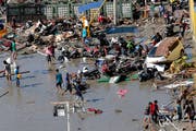 Bild der Zerstörung an einem Strand in Palu. (Bild: AP /Tatan Syuflana (Palu, 30. September 2018))