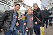 Diese Familie outete sich mit ihren Klebern als Herbstmarkt-Fan.