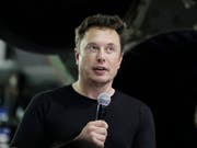 Intervention der US-Börsenaufsicht: Elon Musk muss beim Tesla-Konzern seinen Posten als Verwaltungsratspräsident für einige Zeit aufgeben und eine Millionenstrafe wegen eines umstrittenen Tweets zahlen. (Bild: KEYSTONE/AP/CHRIS CARLSON)