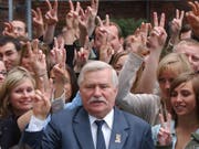 Der ehemalige Präsident Polens, Lech Walesa, hat am Samstag mit Hunderten seinen 75. Geburtstag gefeiert. (Bild: KEYSTONE/AP/CZAREK SOKOLOWSKI)