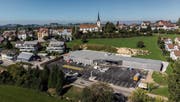 Das Migros-Provisorium am Wittenbacher Dorfhügel. 2021 soll von diesem Bau nichts mehr übrig sein. (Bild: Urs Bucher)