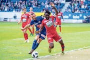 Kann sich nicht durchsetzen: der Luzerner Christian Schneuwly (links) gegen Sions Xavier Kouassi. (Bild: Philipp Schmidli (Luzern, 30. September 2018))