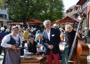Selbst Armin Strom, Geschäftsleiter Schloss Herdern, lässt sich von der Appezeller Frauestriichmusig bezirzen. (Bild: Margrith Pfister-Kübler)