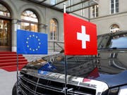 Die Fahrt von Bundesrat und Parlament im Europadossier geht laut einer Umfrage für immer mehr Stimm- und Wahlberechtigte in die falsche Richtung. (Bild: Keystone/PETER KLAUNZER)