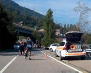 Der Verkehr wurde nach dem Unfall vorübergehend einspurig geführt. (Leserbild: Bote der Urschweiz)