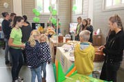 An der «Tischmesse» stellten die Spielgruppen und Kitas aus dem Kanton Uri ihre vielfältigen Angebote vor. (Bild: Paul Gwerder (Altdorf, 29. September 2018))