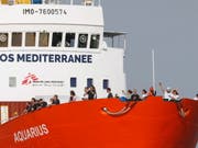 58 Migranten an Bord eines Flüchtlingsschiffs befinden, sollen am Sonntag in Malta an Land gehen können. (Bild: KEYSTONE/EPA/GUILLAUME HORCAJUELO)