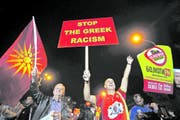 Gegner der Volksabstimmung feiern in Skopje. (Bild: Thanassis Stavrakis/AP (Skopje, 30. September 2018))