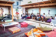 Die Lounge des Jugendtreffs Happylicious lädt gleich beim Bahnhof zum Verweilen ein. (Bild: Andrea Stalder)