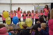 Unterhaltung auf der Herbstmarkt-Bühne mit Zumba Kids Dance.