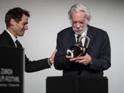 Der kanadische Schauspieler Donald Sutherland erhält die Auszeichnung für sein Lebenswerk von ZFF-Co-Direktor Karl Spoerri. (Bild: Keystone/ENNIO LEANZA)