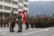 Die Abgabe der Fahne an das Kompetenzzentrum Swissint markiert das Ende der dreimonatigen, einsatzbezogenen Ausbildung. Bild: PD