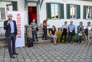 Thomas Mayer, Verwaltungsratpräsident der Raiffeisenbank am Bichelsee, weiht vor zahlreichen Gästen den «Raiffeisen History Trail» ein.