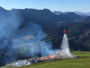 Trotz des Einsatzes eine Löschhelikopters brannte die Alp in Urnäsch AR komplett ab. (Bild: Quelle: Kantonspolizei Appenzell Ausserrhoden)