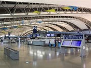 Menschenleer: Der internationale Flughafen Kansai bei Osaka wurde wegen des Taifuns geschlossen. (Bild: KEYSTONE/EPA JIJI PRESS)