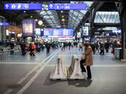 Eine junge Frau ist am Sonntagmorgen auf das Dach des Zürcher Hauptbahnhofes geklettert und heruntergestürzt - sie war auf der Stelle tot. (Bild: KEYSTONE/ENNIO LEANZA)