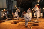 Die «Ürner Spielliit» zeigten auf, unter welch schlechten Arbeitsbedingungen die Eisenbahnerfrauen aus Erstfeld damals arbeiten mussten. (Bild: Paul Gwerder (Erstfeld, 28. September 2018))