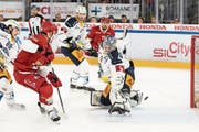 Lausannes Dustin Jeffrey (links) erzielt das 2:0, EVZ-Goalie Tobias Stephan ist geschlagen. (Bild: Pascal Muller/Freshfocus (Lausanne, 30. September))