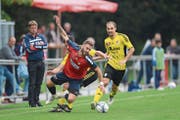 Chams Célien Wicht (vorn) wird von den Beinen geholt, links sein Trainer Jörg Portmann. (Bild: Maria Schmid (Cham, 29. September 2018))