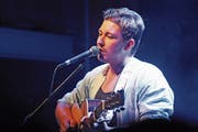 Scheu und selbstvergessen: Marius Bear am Samstagabend in Kirchberg. (Bild: Michael Hug)